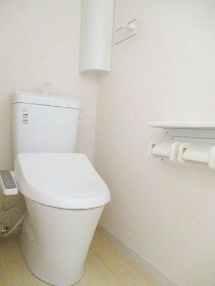 トイレ トイレには快適な温水洗浄便座付き【2017年入居前の写真】