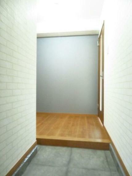 玄関 東向きの玄関です。廊下の壁紙にもアクセントがあり、オシャレな雰囲気に （2023年3月7日撮影）