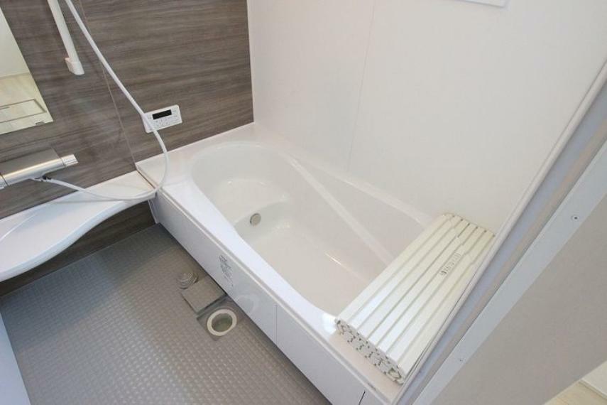 浴室 浴槽の段差は半身浴やお子様の入浴に便利