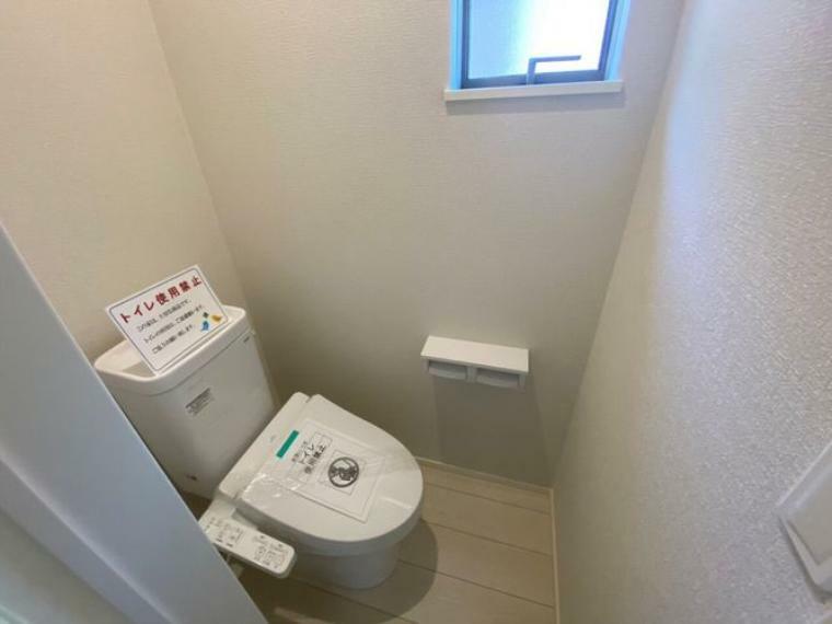 トイレ 2階にトイレがあることによって1階に降りる必要がないので夜中のトイレなど、階段でケガをするリスク軽減になります。またいざというときに使い分けができるのでウイルスなどの家族内感染の防止にもなります。
