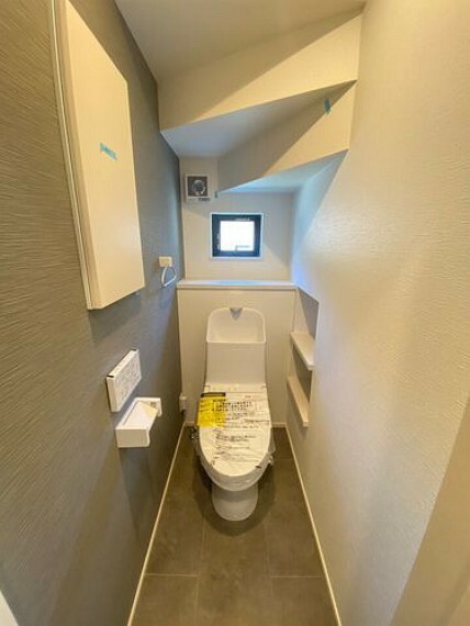 トイレ奥が棚になっておりトイレットペーパーの予備や掃除用品を置くことができます。換気用の窓はく光を取り込んでくれるので閉鎖的な空間でも明るく過ごせます。