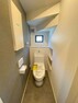 トイレ トイレ奥が棚になっておりトイレットペーパーの予備や掃除用品を置くことができます。換気用の窓はく光を取り込んでくれるので閉鎖的な空間でも明るく過ごせます。