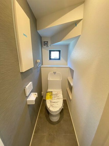 トイレ トイレ奥が棚になっておりトイレットペーパーの予備や掃除用品を置くことができます。換気用の窓はく光を取り込んでくれるので閉鎖的な空間でも明るく過ごせます。