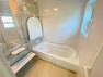 浴室 TOTOサザナTタイプ。気持ち良さを追求したこだわりの魔法びん浴槽。ほっカラリ床は次の日の朝にはしっかり乾いており、W断熱構造で冷気もシャットアウト。お掃除も簡単。