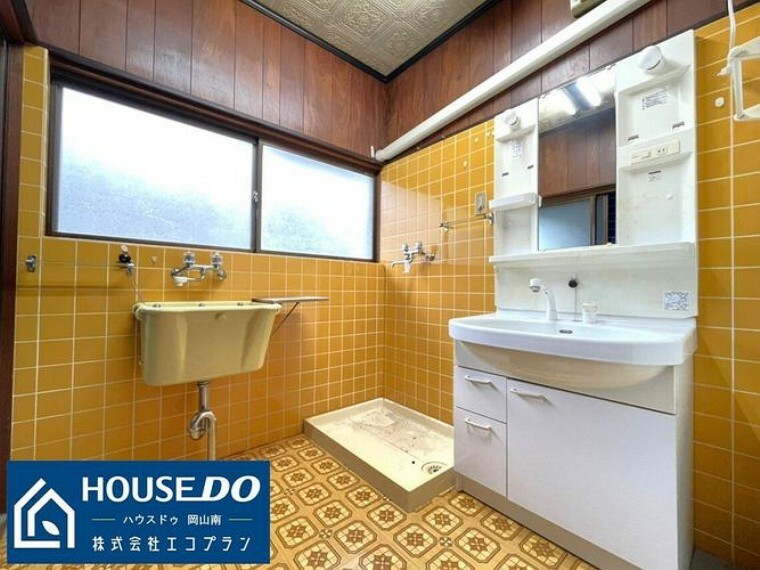 洗面化粧台 窓付きの明るい浴室。しっかり換気も出来て空気が籠らないので、快適な空間を維持できます