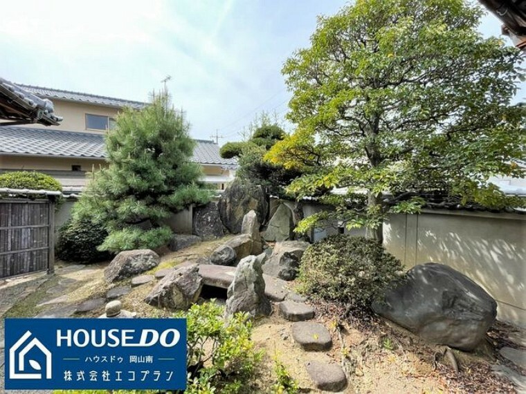 立派な庭石が象徴的な、日本の文化薫るお庭です