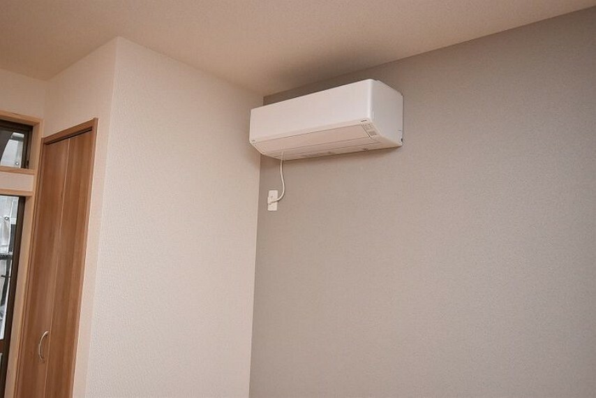冷暖房・空調設備 リビングに新品エアコン付きエアコンをリビングに設置しました。家電の買い替えをご検討のご家族も、エアコン1台分の費用が浮いて嬉しいですね。