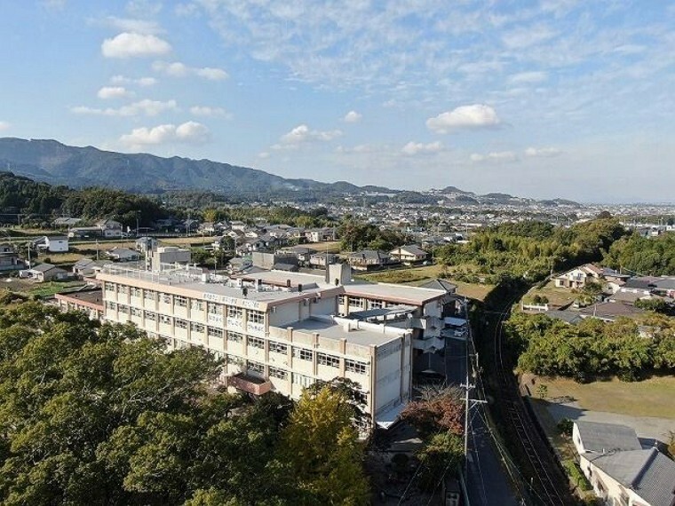 福平小学校【鹿児島市立福平小学校】は、平川町に位置する1892年創立の小学校です。令和3年度の生徒数は1049人で、39クラスあります。校訓は「『希望』　なかよく　かしこく　げんきよく」です。（約660m）