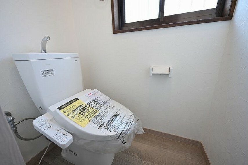 トイレ トイレも新品に交換して洗浄付暖房便座も付いています。
