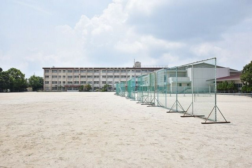 中学校 西紫原中学校【鹿児島市立西紫原中学校】は、西紫原町に位置する1979年創立の中学校です。令和3年度の生徒数は586人で、18クラスあります。校訓は「真理創造・勉学健康・敬愛協和」です。