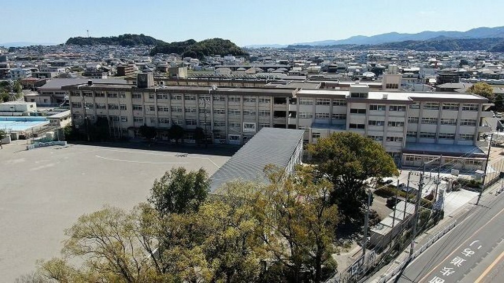 小学校 中山小学校【鹿児島市立中山小学校】は、中山2丁目に位置する1865年創立の小学校です。令和4年度の生徒数は1477人で、59クラスあります。校訓は「やさしく　かしこく　つよく」です。