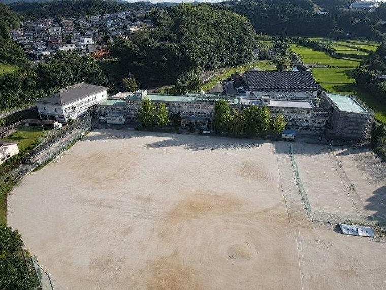 中学校 松元中学校【鹿児島市立松元中学校】は、上谷口町にある1947年開校の中学校です。生徒数は701人で、21クラスあります。校訓は「向学　進取　希望」です。