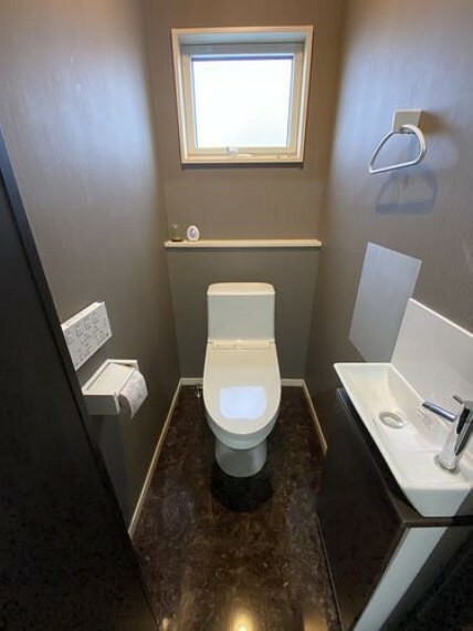 トイレ こちらは2Fのトイレです。高級感漂うデザインになっています。