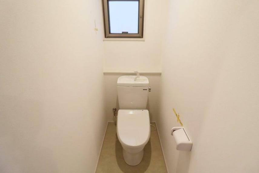 トイレ 1階トイレ/窓付き