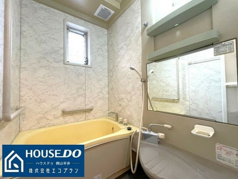 浴室 窓付きのバスルームは、日差しも入り明るく気持ちの良い空間です。窓があることで、換気も可能。お掃除もスムーズに出来ます