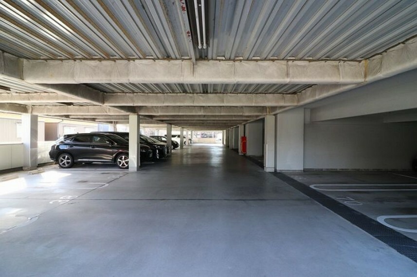 駐車場 屋内式の平面駐車です。金沢の駅西エリアでは、機械式駐車場が多いなか、1住戸につき1台が確保できるマンションです。