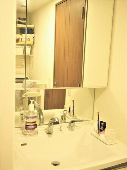 洗面化粧台 洗面所　大きな鏡が付いた洗面なので忙しい朝に重宝します！
