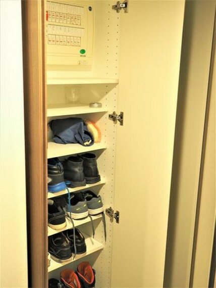 収納 下駄箱　たくさん靴があっても十分な収納場所が確保されています