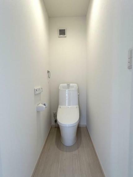 【リフォーム後/2階トイレ】ご要望の多かった2階トイレの新設工事を実施しました。ウォッシュレット・暖房便座機能付きで、より使いやすい住宅に生まれ変わりました。