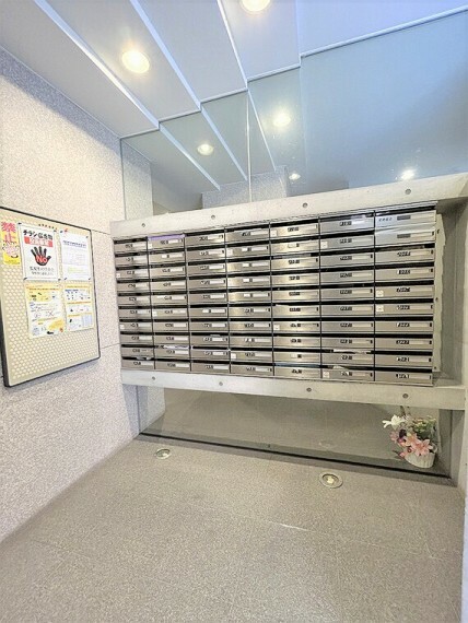 内側から郵便物を取り出せる、居住者には便利なウォールスルー型のポストが完備されております。