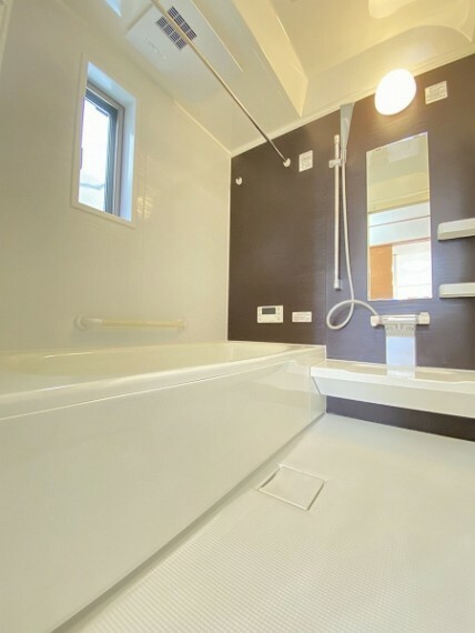 浴室 窓があり、梅雨の季節もすぐに換気でき、カビの発生も防げますね。