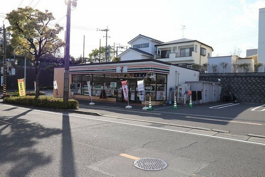 コンビニ セブンイレブン鹿児島武岡店【セブンイレブン鹿児島武岡店】コンビニエンス ストアのチェーン。軽食や飲み物をはじめ、売店で扱うさまざまな商品を用意。