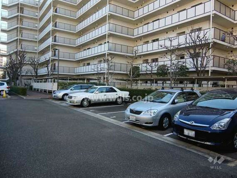 敷地内駐車場 敷地内駐車場は屋外平面式のため、ハイルーフ車も駐車可能。お車の出し入れもスムーズです。