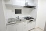 キッチン 白を基調としたシンプルなデザイン。作業スペースも確保されているので広々とお料理を楽しむことができそうです。収納スペースも確保されているためすっきりお使い頂けます。
