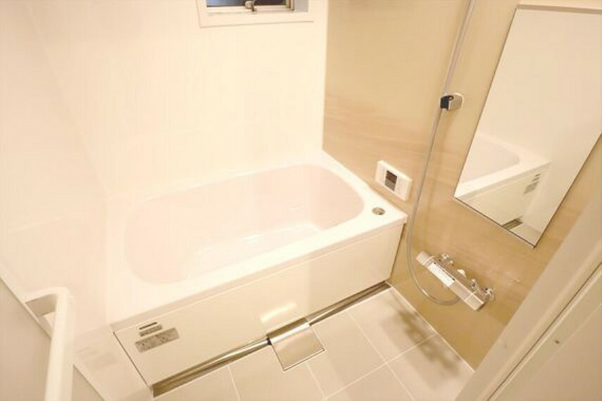 浴室 デザイン性と機能性を兼ね備えたバスルームです。追い炊き機能がついているので、家族のお風呂の時間が違っても問題ありません。