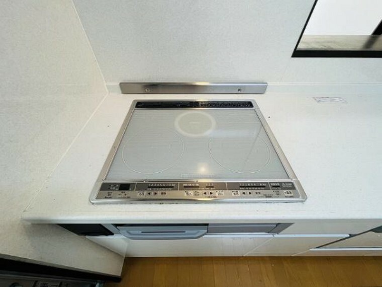 キッチン IHクッキングヒーターは火を使わないため、安心ですし、お掃除も楽々！