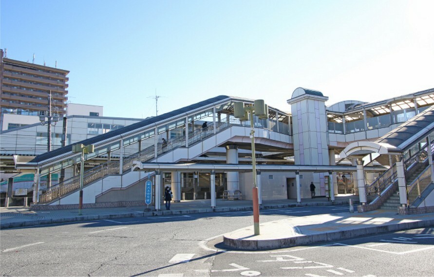 現地から1470m（最長）　JR高崎線「宮原」駅　ビッグターミナルの大宮駅まで1駅の宮原駅。高崎線と湘南新宿ラインが乗り入れられています。東口、西口ともにロータリーにバスやタクシー乗り場があります。