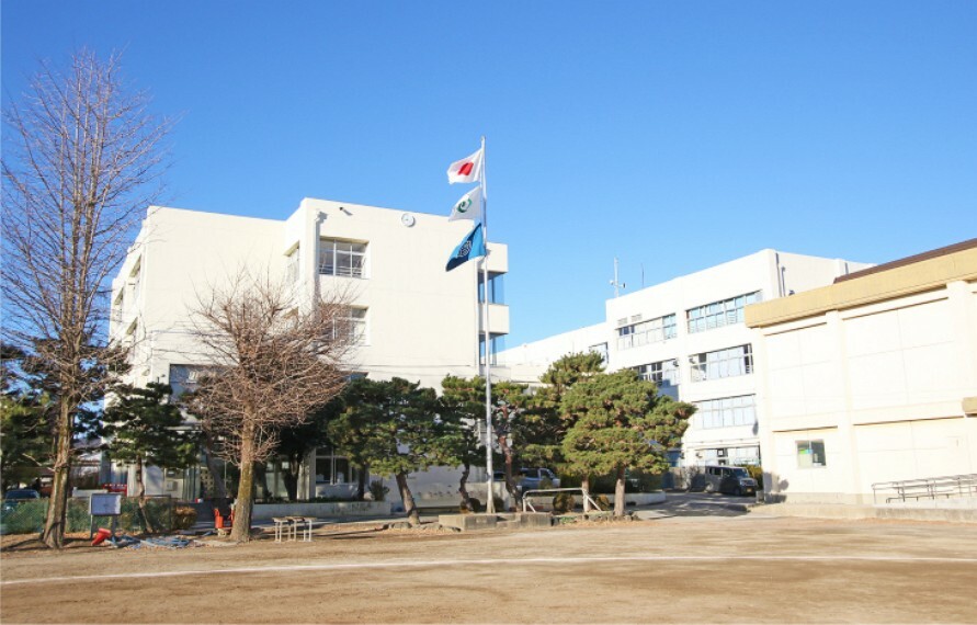 中学校 現地から90m（最長）　宮原中学校　「夢ひとすじに」の校訓のもと、「学び　磨き　鍛え　羽ばたけ」を教育目標に掲げ、部活動も盛んな中学校。住宅街の中にあり近隣住民から見守られ登下校も安心です。