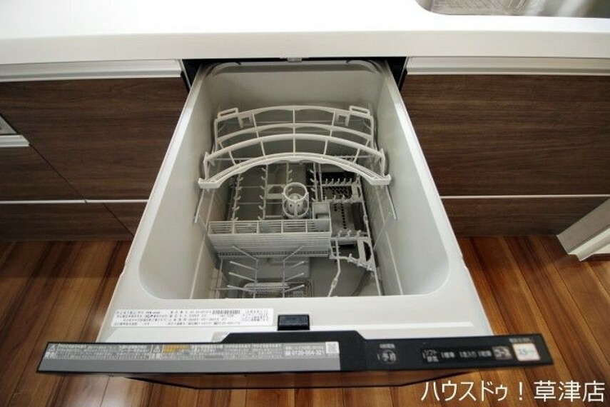 キッチン 食器洗浄乾燥機付きなので食事の後片付けも楽々です。乾燥できるので衛生面でも安心ですね。