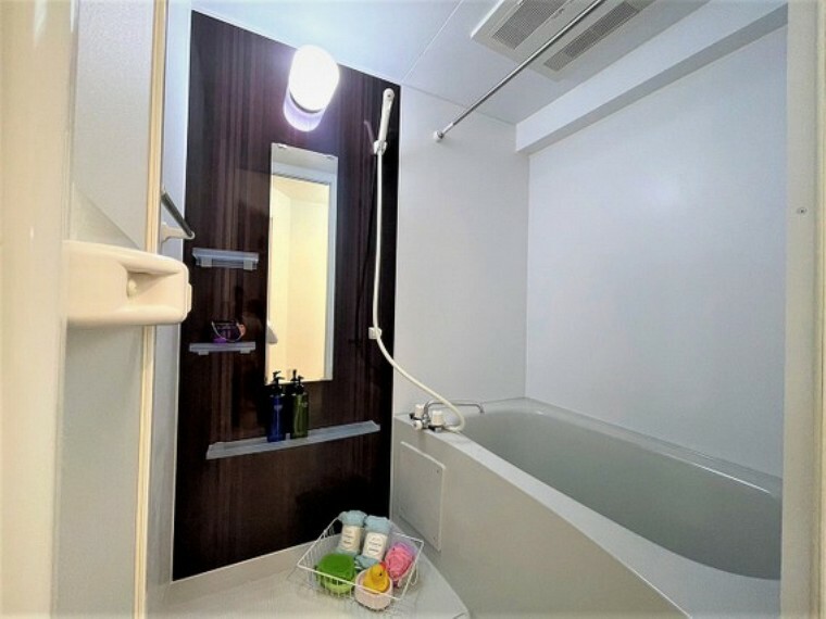 浴室 落ち着いた色調のバスルーム