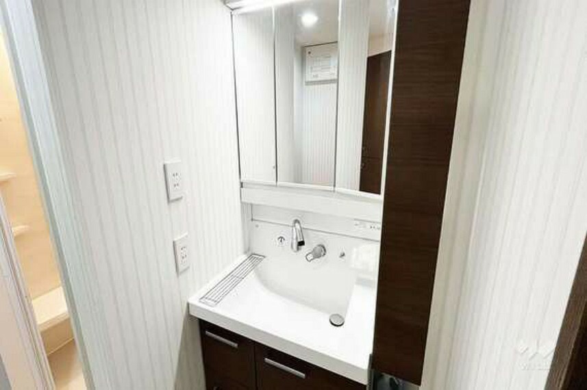 脱衣場 洗面室3面鏡・シンク下など収納がたっぷりあります。生活感を隠せますね。［2023年7月2日撮影］