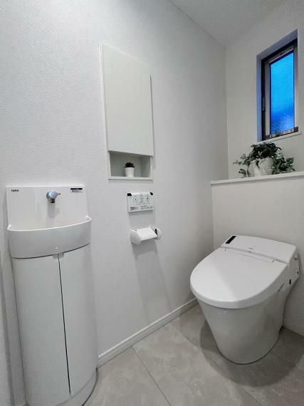 トイレ 【C棟】使いやすさにこだわったシャワートイレ一体型。シンプルで無駄のないデザインのタンクレストイレ。現地（2023年12月）撮影