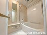 浴室 半身浴やお子様と一緒にくつろぎのバスタイムを満喫できるゆとりあるタイプの浴室！