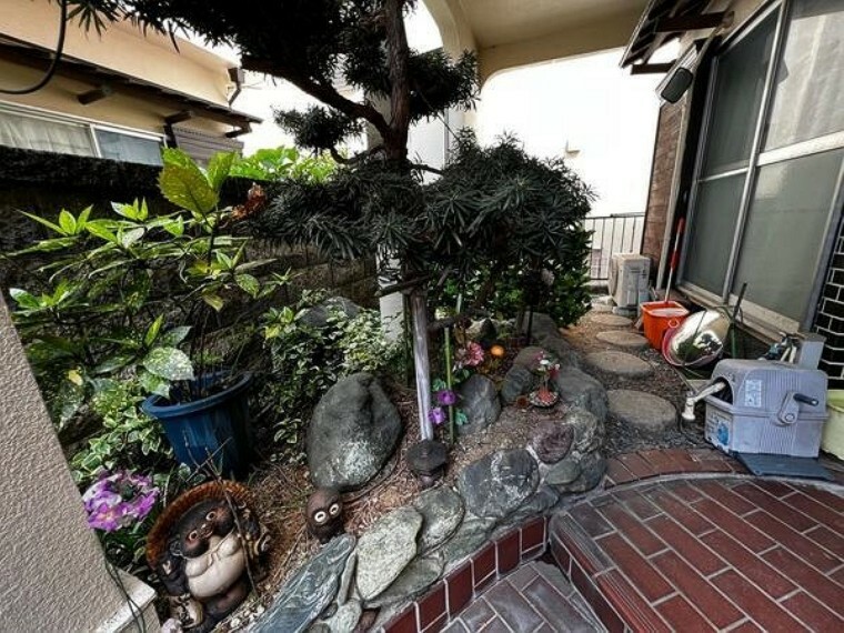 庭 玄関までのアプローチにはきれいに手を加えられた庭木があります。アルソック防犯カメラも完備。