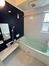 浴室 シャープなデザインのバスルームでは ゆっくりお入りいただけるよう 浴槽も広く設けられております