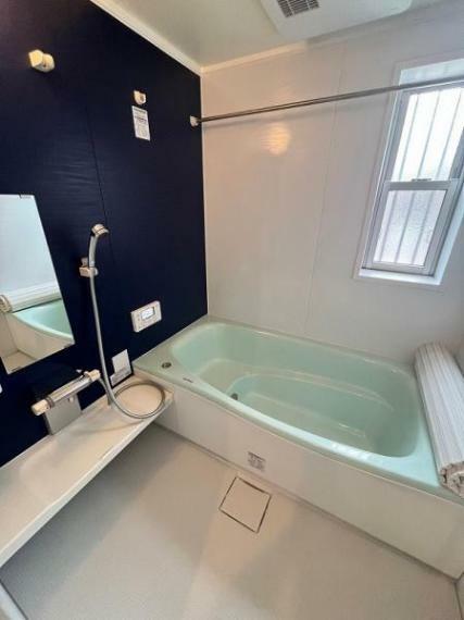 浴室 シャープなデザインのバスルームでは ゆっくりお入りいただけるよう 浴槽も広く設けられております