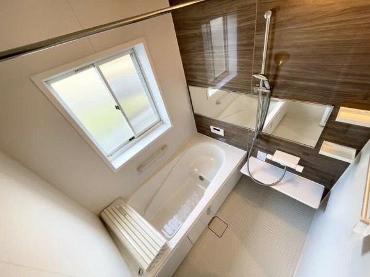 浴室 【リフォーム済】新品交換したユニットバスの床は規則正しいパターンの加工がされていて滑りにくくなっています。また、水はけがよく乾きやすいので、翌朝にはカラッと乾きます。