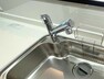 キッチン 【リフォーム済】新品交換したキッチンの水栓金具はノズルが伸びてシンクのお手入れもラクラクです。水栓本体には浄水機能が内蔵されていて、おいしいお水をつくります。