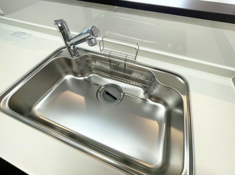 キッチン 【リフォーム済】新品キッチンのシンクは、大きな鍋も洗いやすいセンターポケット形状。シンクの裏面に振動を軽減する素材を貼ることで、水はね音を抑えた静音設計のシンクです。