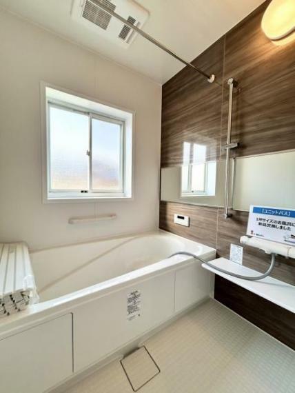 浴室 【リフォーム済】浴室は新品のリクシル製ユニットバスに交換。心地よい入浴を可能にした形状の浴槽は安全面を考慮し床に凹凸が付いています。広々1坪タイプでのんびり入浴でき、一日の疲れを癒せますよ。