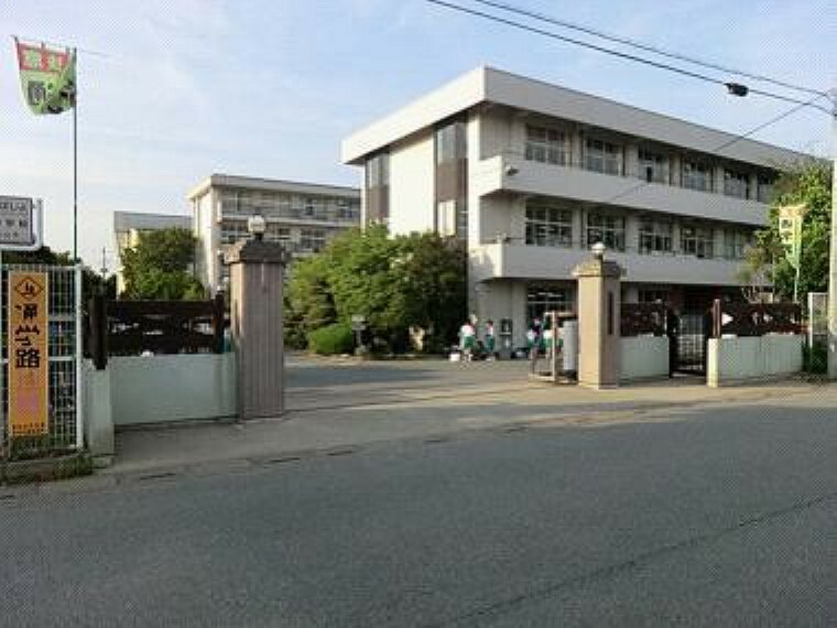 中学校 【中学校】松山中学校まで560m