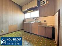 壁付けキッチンは食事作りも集中できて家事もはかどります 窓付きで新鮮な空気の入れ替えもラクラク！