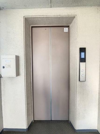 エレベーターが付いています。防犯カメラも設置されておりますので、安心してご利用いただけます！