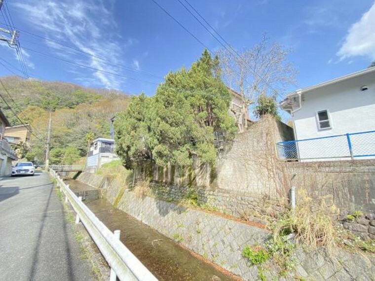 外観写真 裏側河川につき日当たり・通風良好