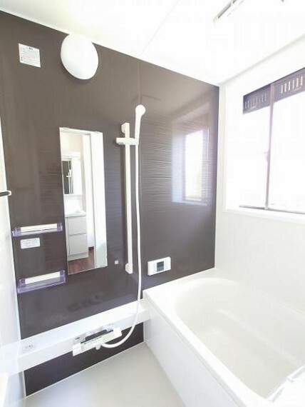 浴室 【実際のお写真】浴室はハウステック製の新品のユニットバスに交換いたしました。浴槽には滑り止めの凹凸があり、床は濡れた状態でも滑りにくい加工がされている安心設計です。