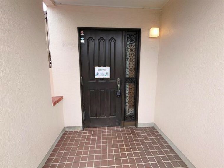 玄関 【リフォーム済】玄関です。床はクリーニング、照明は交換、玄関ドアは鍵交換を行いました。